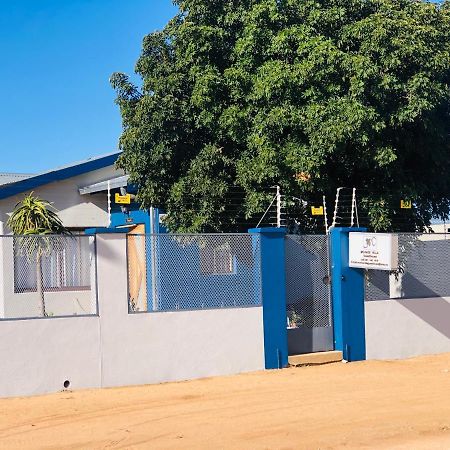 Mo-Nize Villa Guesthouse Otjiwarongo Kültér fotó