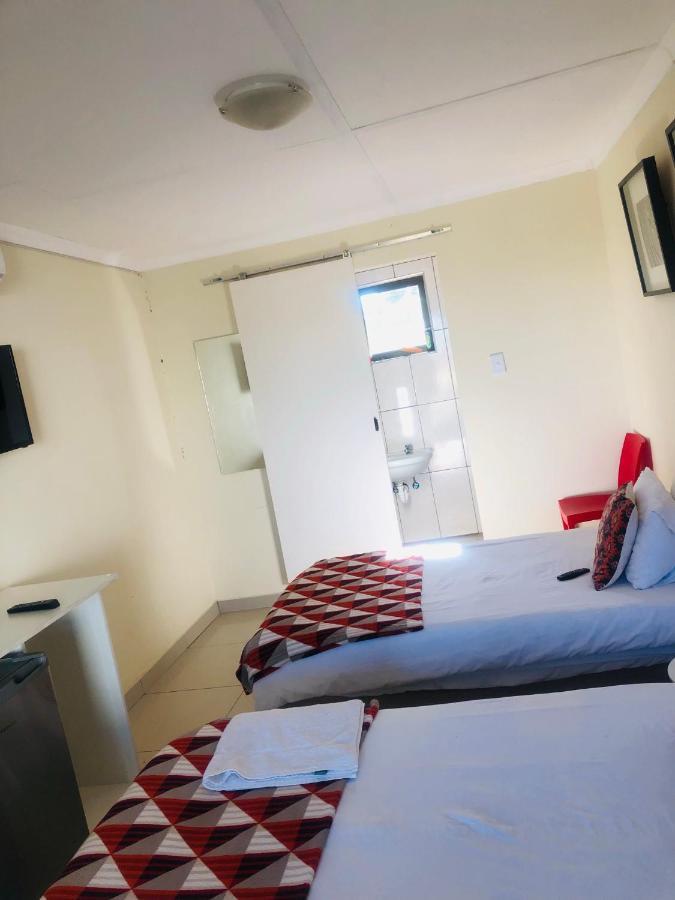 Mo-Nize Villa Guesthouse Otjiwarongo Kültér fotó