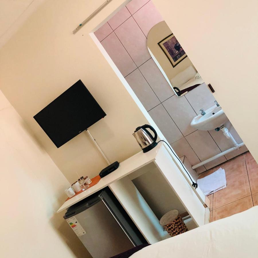 Mo-Nize Villa Guesthouse Otjiwarongo Kültér fotó